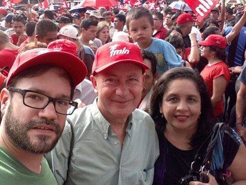 Eneko Gerrikabeitia y Iaki Markiegi en la fiesta del FMLN por asumir el Gobierno de El Salvador.
