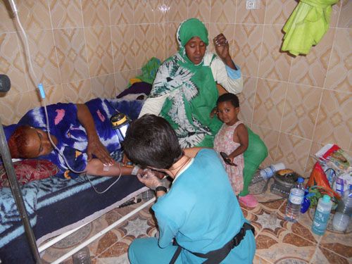 Una mdica atiende a un paciente saharaui en los campamentos de refugiados.