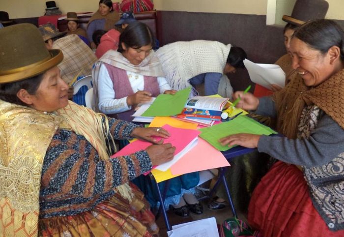 Grupo de bolivianas participan en un taller sobre los derechos humanos de las mujeres.