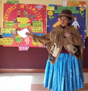 Santusa Alejo, de la Provincia Ingavi, en Bolivia, expone sobre los derechos de las mujeres.