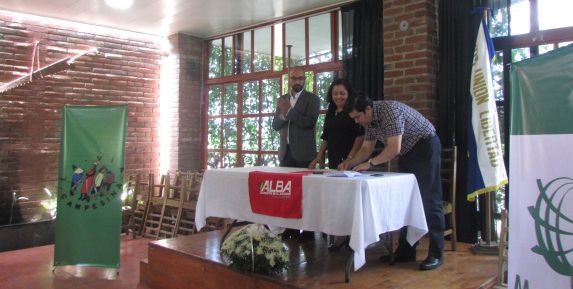 Jos Luis Merino, presidente de ALBA Alimentos de El Salvador, firma el convenio de cooperacin con la Fundacin Mundubat.