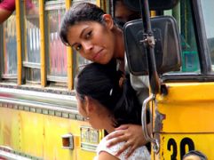 En Nicaragua, las mujeres estn atadas de pies y manos